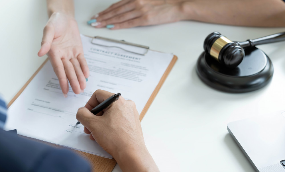 Les droits et obligations du bailleur et du locataire selon la loi : tout ce que vous devez savoir