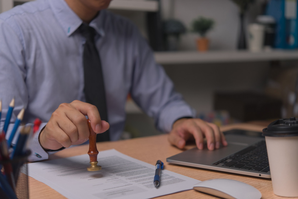 Les spécificités du contrat de vente immobilière : clauses et conditions à connaître
